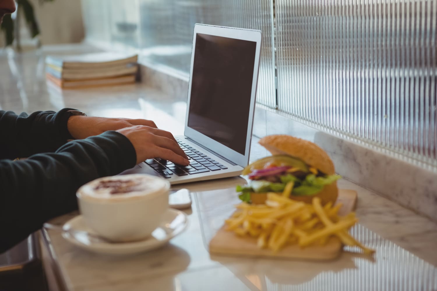 Livraison de repas au bureau : 4 astuces pour manger chaud et croustillant