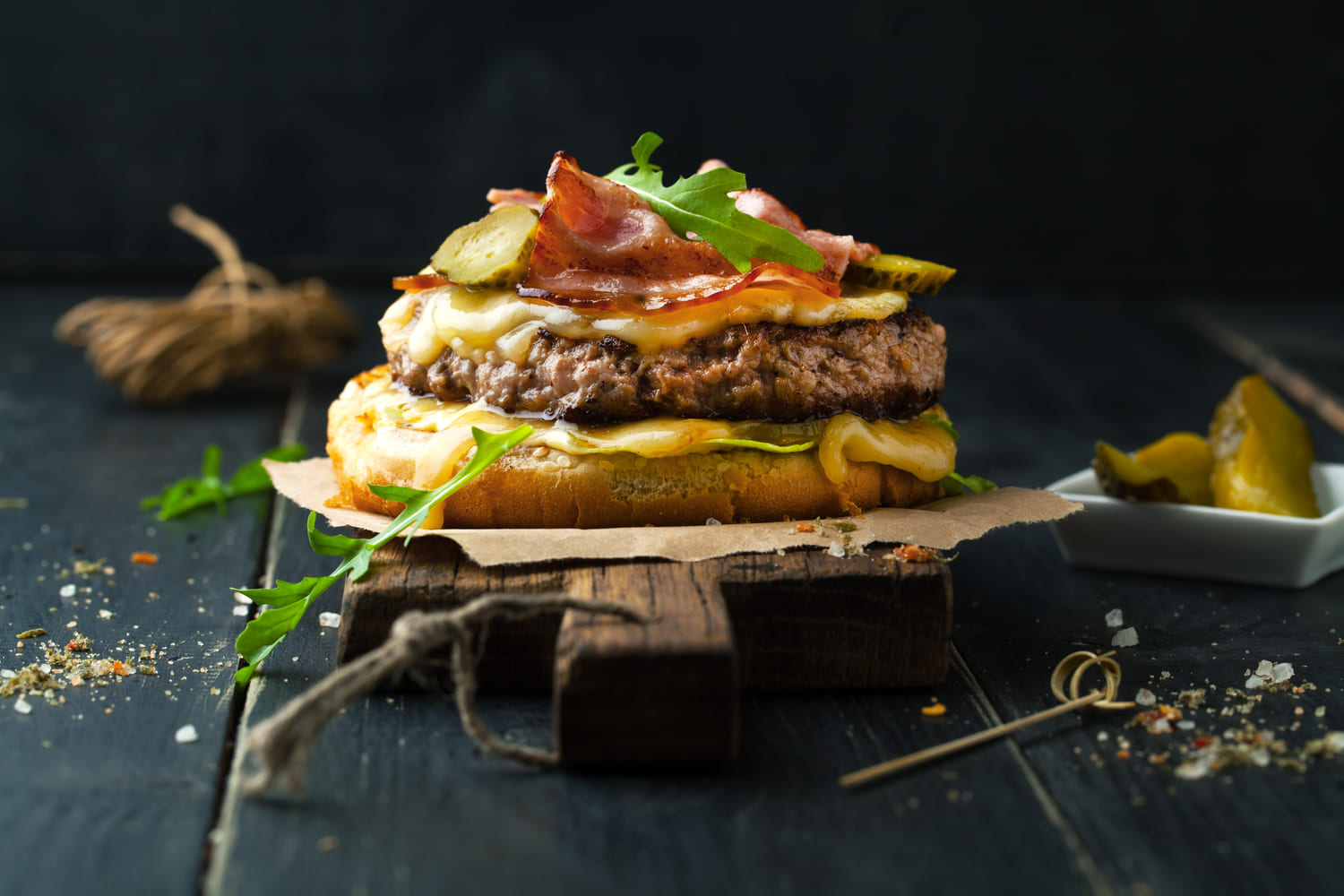 Pourquoi le pain brioché (Bun) est-il indispensable pour un Burger Gourmet ?