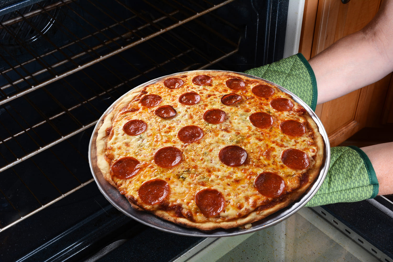 Comment Réchauffer une Pizza sans la Ramollir ? La Méthode Poêle vs Four
